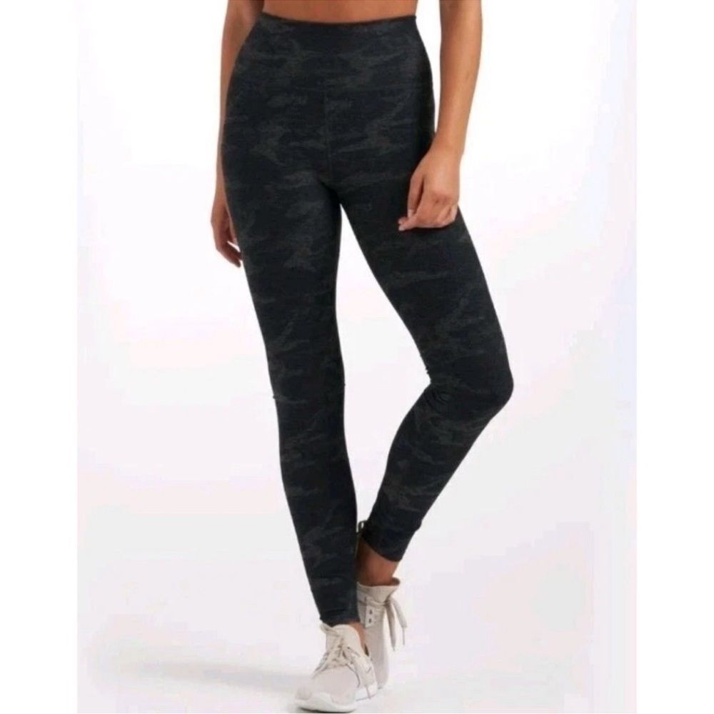 Vuori Clean Elevation Leggings Black Camo Size Medium 7/8 Length